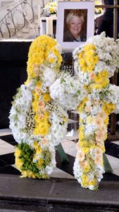 Angelika Liedhegener: Trauerfeier am 16.4.2026 in St. Andreas. Blumenschmuck am Altar (Bild: Georg Lauer/MV)