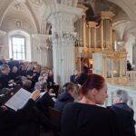 Angelika Liedhegener: Trauerfeier am 16.4.2026 in St. Andreas. Sängerinnen und Sänger des Städtischen Musikvereins auf der Orgelempore von St. Andreas (Bild: Georg Lauer/MV)