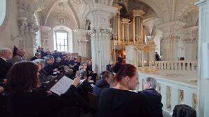 Angelika Liedhegener: Trauerfeier am 16.4.2026 in St. Andreas. Sängerinnen und Sänger des Städtischen Musikvereins auf der Orgelempore von St. Andreas (Bild: Georg Lauer/MV)