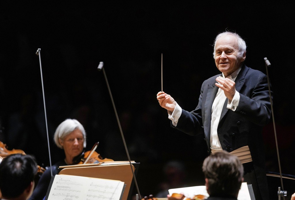 In Festtagsstimmung: Adam Fischer dirigiert Mahlers Erste.