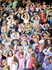 SingPause-Konzert in der Tonhalle Düsseldorf: Begeisterte Kinder füllen die Tonhalle mit tollem Gesang. Hier das "Nu.."-Ritual