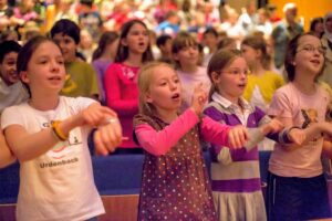SingPause-Konzert in der Tonhalle Düsseldorf: Begeisterte Kinder füllen die Tonhalle mit tollem Gesang. Schauen Sie in die Augen der Kinder.