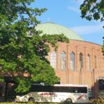 15.5.2026 - Kurztrip der Tonhallenfreunde nach Köln - Der Adorf-wartet vor der Tonhalle