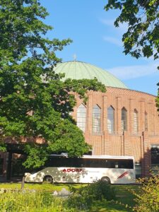 15.5.2026 - Kurztrip der Tonhallenfreunde nach Köln - Der Adorf-wartet vor der Tonhalle