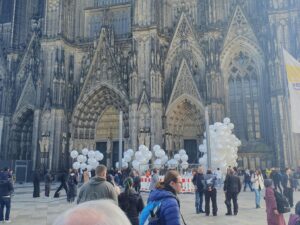 15.5.2026 - Performance vor dem Hohen Dom zu Köln