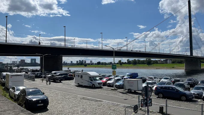 Parkplatz Unteres Rheinwerft an der Tonhalle
