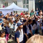 14.6.2025 Art:walk Veranstaltung auf der Bilker Straße, der Straße der "Romantik und Revolution" zwischen Heinrich-Heine-Institut und Schumannhaus. SingPause-Kinder von drei Schulen treffen sich spontan vor der Bühne und singen begeistert mit ihren Singleiterinnen Maria Carreras und Clementine Schwander und mit Singleiter Martin Lucaß. Hier im Bild Kinder der Sternwartschule Düsseldorf. Ein toller Auftritt mit begeisterten Zuhörerinnen und Zuhörern. Unter dem Zelt in Rot die Direktorin des Heinrich-Heine-Instituts Frau Dr. Sabine Brenner-Wilczek