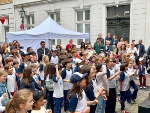 14.6.2026 Art:walk auf der Straße der Romantik und Revolution, der Bilker Straße. Auf die Kinder der SingPause konnte man sich wie immer verlassen. Toller Gesang und absoluter Einsatz mit viel Freude und Spaß sowohl bei den Kindern als auch bei allen Gästen.