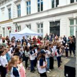 14.6.2026 Art:walk auf der Straße der Romantik und Revolution, der Bilker Straße. Auf die Kinder der SingPause konnte man sich wie immer verlassen. Toller Gesang und absoluter Einsatz mit viel Freude und Spaß sowohl bei den Kindern als auch bei allen Gästen.