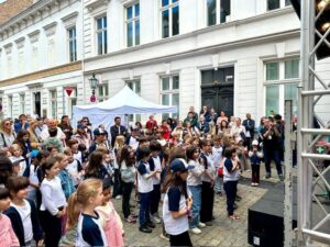 14.6.2026 Art:walk auf der Straße der Romantik und Revolution, der Bilker Straße. Auf die Kinder der SingPause konnte man sich wie immer verlassen. Toller Gesang und absoluter Einsatz mit viel Freude und Spaß sowohl bei den Kindern als auch bei allen Gästen.