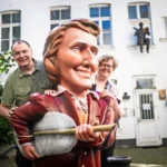 13.6.2026: Jacques Tilly und Dr. Sabine Brenner-Wilczek stellen Tillys-Heine-Statue der Öffentlichkeit am ersten Art:walk-Tag vor. Foto: Andreas Bretz