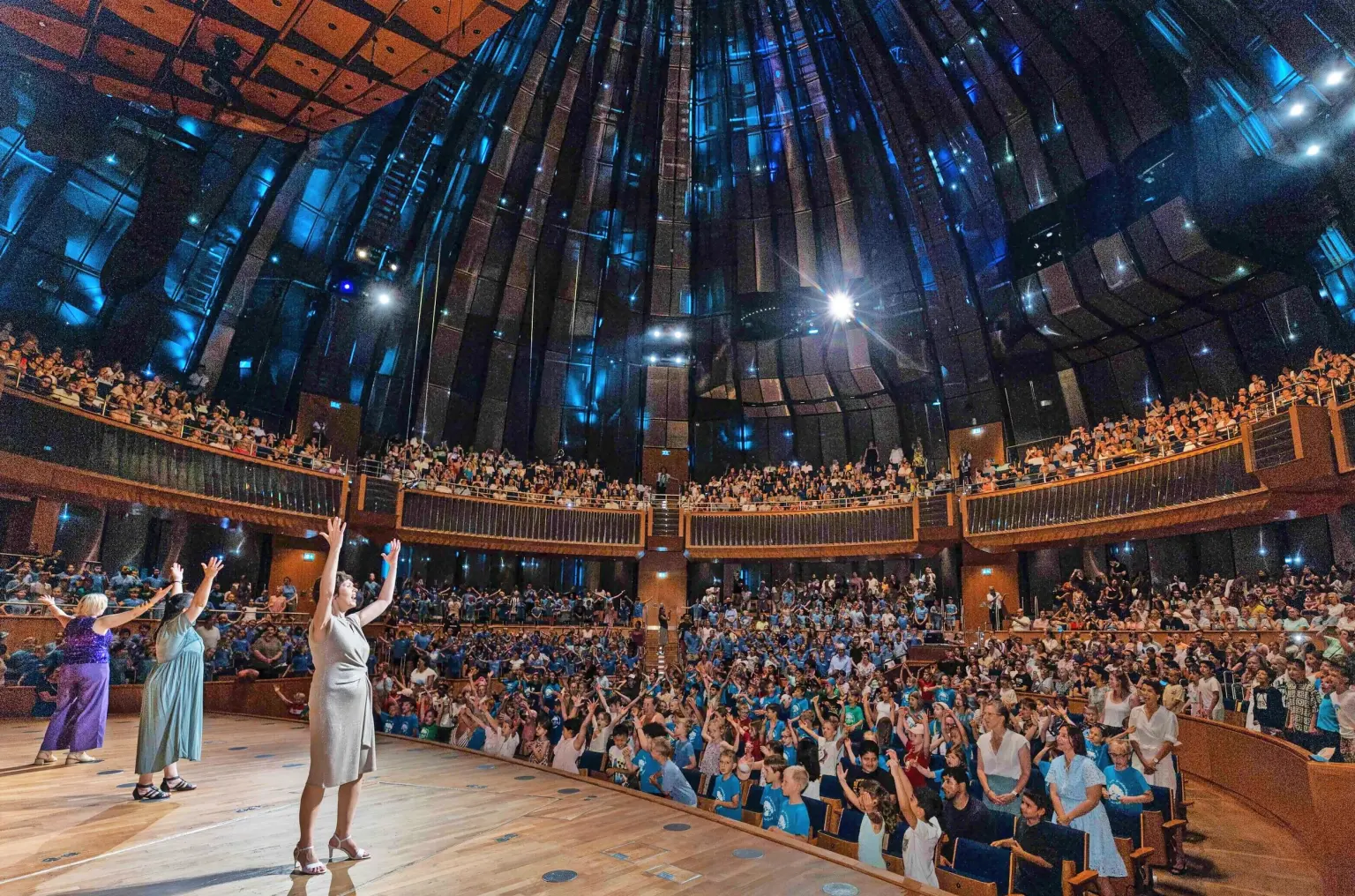 Ein Konzertsaal wie ein Bienenstock: Jubiläumskonzert der „Singpause“ in der Tonhalle Düsseldorf. Foto: Tonhalle/Susanne Diesner