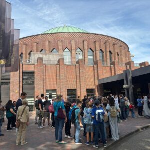 2026 - 20 Jahre SingPause - langsam füllt sich der Haupteingang der Tonhalle Düsseldorf mit Kindern, Gästen und Eltern.