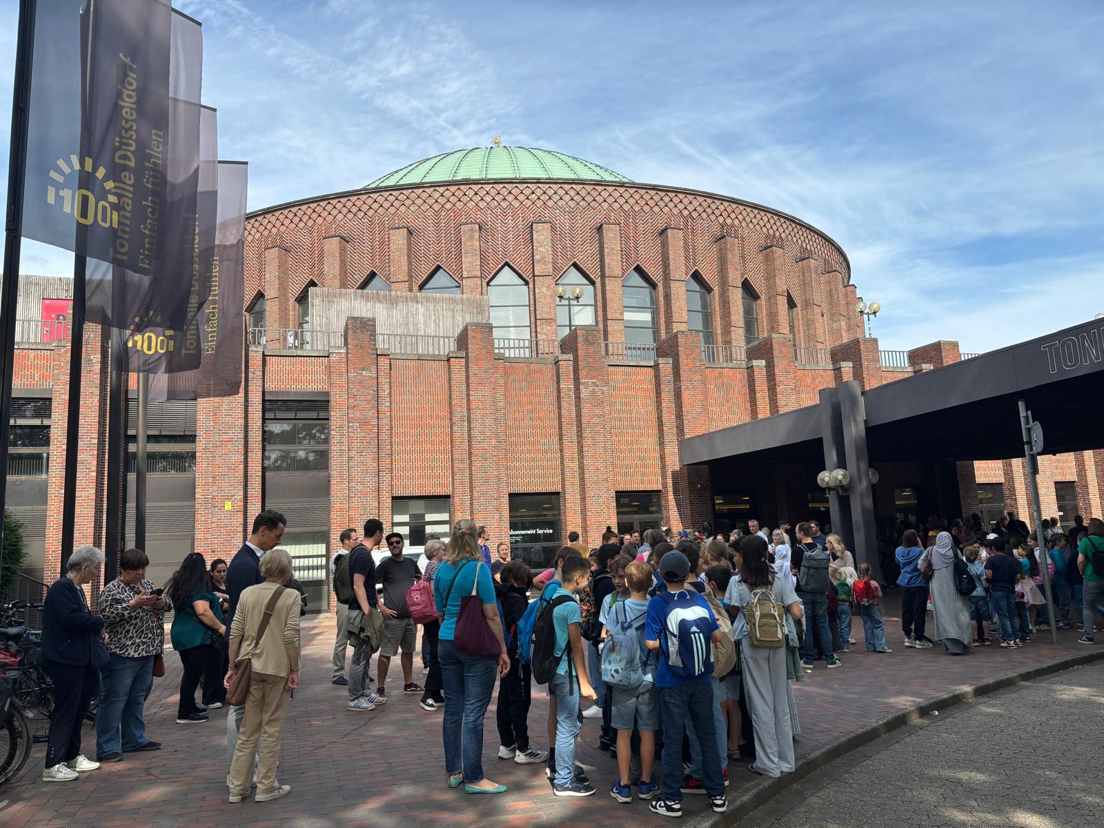 2026 - 20 Jahre SingPause - langsam füllt sich der Haupteingang der Tonhalle Düsseldorf mit Kindern, Gästen und Eltern.