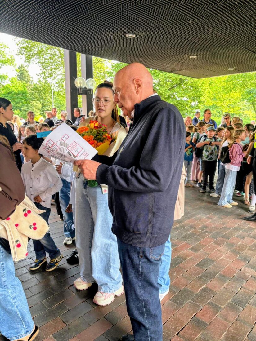 2026 - 20 Jahre SingPause: Konzert am 3.6.2026. Eines von 20 Konzerten der SingPause. Viele, viele Kinder, Lehrerinnen und Lehrer und tausende Gäste werden von Manfred Hill und seinen Helfern am Haupteingang der Tonhalle freudig begrüßt.