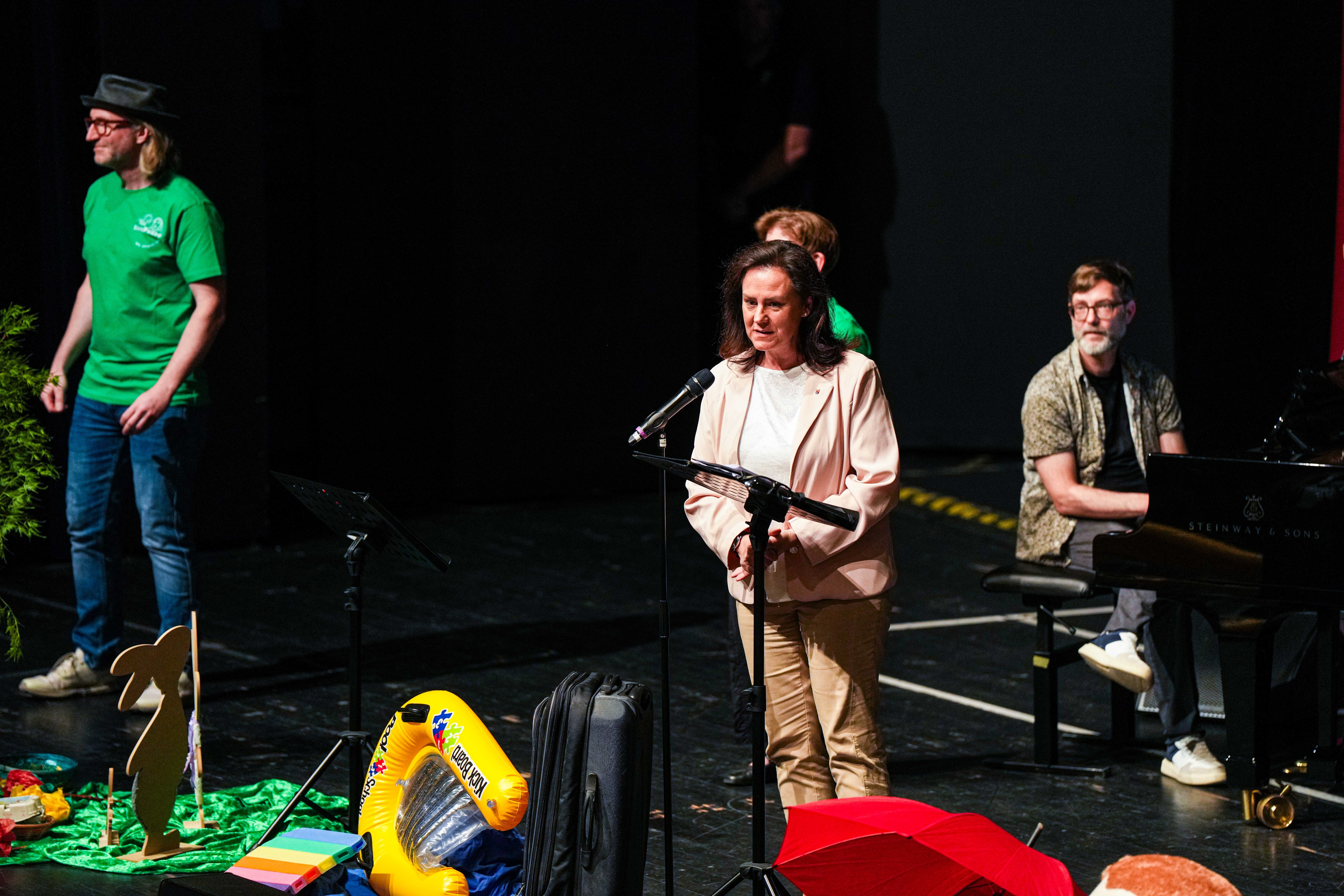 SingPause Montabaur: Konzert in Koblenz mit ca. 1.200 Grundschulkindern. Die Bildungsministerin von Rheinland-Pfalz, Frau Dr. Ute Eiling-Hütig, hält ein Grußwort als Schirmherrin der SingPause. (c)SP-Montabaur
