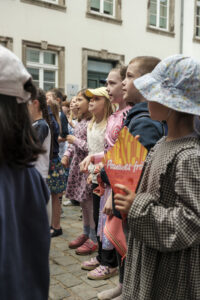 14.6.2026 Art:walk auf der Straße der Romantik und Revolution, der Bilker Straße. Auf die Kinder der SingPause konnte man sich wie immer verlassen. Toller Gesang und absoluter Einsatz mit viel Freude und Spaß sowohl bei den Kindern als auch bei allen Gästen.