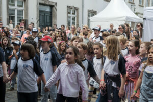 14.6.2026 Art:walk auf der Straße der Romantik und Revolution, der Bilker Straße. Auf die Kinder der SingPause konnte man sich wie immer verlassen. Toller Gesang und absoluter Einsatz mit viel Freude und Spaß sowohl bei den Kindern als auch bei allen Gästen.