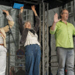 14.6.2026 Art:walk auf der Straße der Romantik und Revolution, der Bilker Straße. Auf der Bühne die Singleiterinnen Maria Carreras und Clementine Schwander und der Singleiter Martin Lucaß schwer im Einsatz.