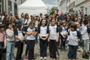 14.6.2026 Art:walk auf der Straße der Romantik und Revolution, der Bilker Straße. Auf die Kinder der SingPause konnte man sich wie immer verlassen. Toller Gesang und absoluter Einsatz mit viel Freude und Spaß sowohl bei den Kindern als auch bei allen Gästen.