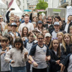 14.6.2026 Art:walk auf der Straße der Romantik und Revolution, der Bilker Straße. Auf die Kinder der SingPause konnte man sich wie immer verlassen. Toller Gesang und absoluter Einsatz mit viel Freude und Spaß sowohl bei den Kindern als auch bei allen Gästen.