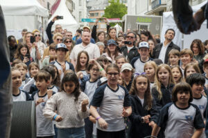 14.6.2026 Art:walk auf der Straße der Romantik und Revolution, der Bilker Straße. Auf die Kinder der SingPause konnte man sich wie immer verlassen. Toller Gesang und absoluter Einsatz mit viel Freude und Spaß sowohl bei den Kindern als auch bei allen Gästen.