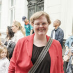 14.6.2026 Art:walk auf der Straße der Romantik und Revolution, der Bilker Straße. Heine- und Schumannhaus-Direktorin Dr. Sabine Brenner-Wilczek in freudiger Erwartung auf das Konzert der SingPause-Kinder