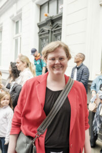 14.6.2026 Art:walk auf der Straße der Romantik und Revolution, der Bilker Straße. Heine- und Schumannhaus-Direktorin Dr. Sabine Brenner-Wilczek in freudiger Erwartung auf das Konzert der SingPause-Kinder