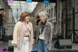 14.6.2026 Art:walk auf der Straße der Romantik und Revolution, der Bilker Straße. Auf der Bühne die Singleiterinnen Maria Carreras und Clementine Schwander und der Singleiter Martin Lucaß schwer im Einsatz.