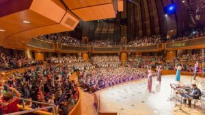 20 Jahre SingPause- Abschlusskonzert am 26.6.2026: Wuselige Tonhalle mit immer wieder 800-900 Kindern.