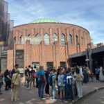 20 Jahre SingPause: Langsam sammeln sich Kinder und Eltern vor der Tonhalle zum Konzert