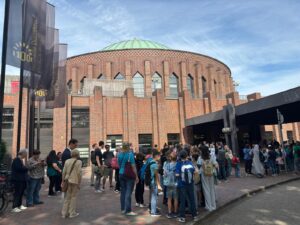 20 Jahre SingPause: Langsam sammeln sich Kinder und Eltern vor der Tonhalle zum Konzert
