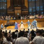 20 Jahre SingPause- Abschlusskonzert am 26.6.2026: Wuselige Tonhalle mit immer wieder 800-900 Kindern. und hier "Düsseldorf, du schöne Perle am Rhein..."