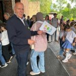 20 Jahre SingPause: Manfred Hill begrüßt am Haupteingang alle Kinder und Gäste, hier mit dem Sitzplan