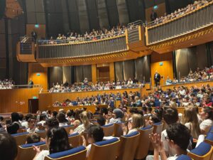 20 Jahre SingPause- Abschlusskonzert am 26.6.2026: Wuselige Tonhalle mit immer wieder 800-900 Kindern.