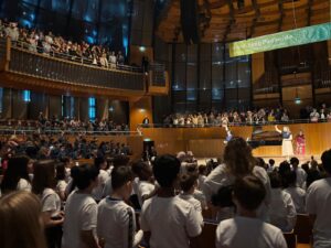 20 Jahre SingPause- Abschlusskonzert am 26.6.2026: Wuselige Tonhalle mit immer wieder 800-900 Kindern.