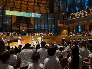 20 Jahre SingPause- Abschlusskonzert am 26.6.2026: Wuselige Tonhalle mit immer wieder 800-900 Kindern.