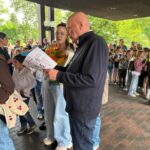 20 Jahre SingPause: Manfred Hill begrüßt am Haupteingang alle Kinder und Gäste, hier mit dem Sitzplan