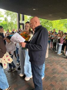 20 Jahre SingPause: Manfred Hill begrüßt am Haupteingang alle Kinder und Gäste, hier mit dem Sitzplan