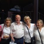 20 Jahre SingPause- Abschlusskonzert am 26.6.2026: Hier die lieben Überbringer innen des berührenden Geschenkes des Foyer-Teams der Tonhalle Düsseldorf