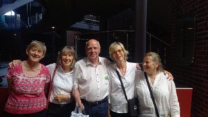 20 Jahre SingPause- Abschlusskonzert am 26.6.2026: Hier die lieben Überbringer innen des berührenden Geschenkes des Foyer-Teams der Tonhalle Düsseldorf