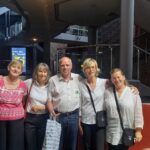 20 Jahre SingPause- Abschlusskonzert am 26.6.2026: Hier die lieben Überbringerinnen des berührenden Geschenkes des Foyer-Teams der Tonhalle Düsseldorf