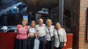 20 Jahre SingPause- Abschlusskonzert am 26.6.2026: Hier die lieben Überbringerinnen des berührenden Geschenkes des Foyer-Teams der Tonhalle Düsseldorf