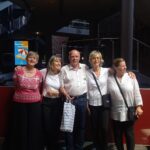 20 Jahre SingPause- Abschlusskonzert am 26.6.2026: Hier die lieben Überbringer innen des berührenden Geschenkes des Foyer-Teams der Tonhalle Düsseldorf