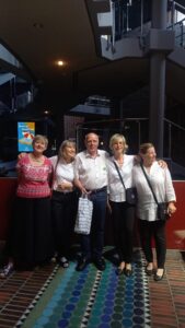 20 Jahre SingPause- Abschlusskonzert am 26.6.2026: Hier die lieben Überbringer innen des berührenden Geschenkes des Foyer-Teams der Tonhalle Düsseldorf