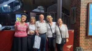 20 Jahre SingPause- Abschlusskonzert am 26.6.2026: Hier die lieben Überbringerinnen des berührenden Geschenkes des Foyer-Teams der Tonhalle Düsseldorf