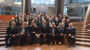 20 Jahre SingPause Düsseldorf - Abschlusskonzert am 26.6.2026 mit Vorführung-Konzert-Empfang: Gesamtbild des durch alle Schwierigkeiten souverän gehenden Foyer-Teams der Tonhalle Düsseldorf. Ihr seit einfach nur SPITZE! Danke an Euch alle, auch für das so berührende Geschenk für mich. - Euer Manfred Hill