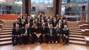 20 Jahre SingPause Düsseldorf - Abschlusskonzert am 26.6.2026 mit Vorführung-Konzert-Empfang: Gesamtbild des durch alle Schwierigkeiten souverän gehenden Foyer-Teams der Tonhalle Düsseldorf. Ihr seit einfach nur SPITZE! Danke an Euch alle, auch für das so berührende Geschenk für mich. - Euer Manfred Hill