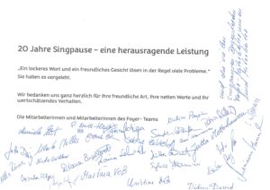 20 Jahre SingPause Düsseldorf - Abschlusskonzert am 26.6.2026 mit Vorführung-Konzert-Empfang: Dem französischen Perlwein lag dieses wunderbare und mich berührende Geschenkblatt bei. Hier die Rückseite mit einem Text, der unsere gemeinsame Einstellung bei allen von Erwachsenen auftretenden Schwierigkeiten darstellt. Es ist und war mir eine Ehre mit diesen tollen Menschen zusammenarbeiten zu dürfen. Ich bin sehr berührt, in welcher Weise diese vielen Menschen von den Kindern und deren Konzertleistung begeistert sind.