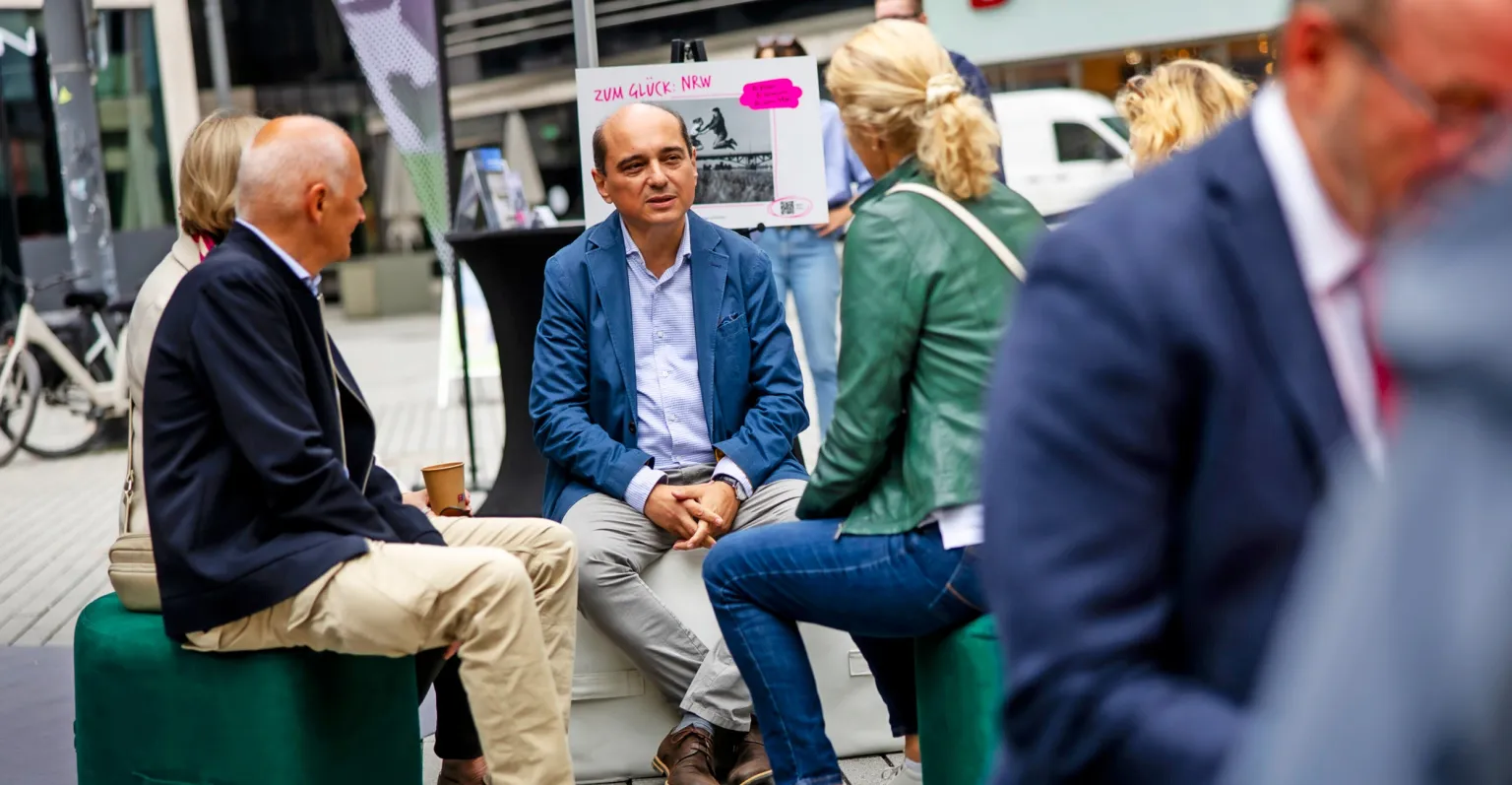 Was macht NRW aus? Das und mehr diskutierten die Besucher des Festes. Hier ist Basil Kerski (M.), Präsident der Stiftung „Haus der Geschichte NRW“, im Gespräch mit Bürgern.